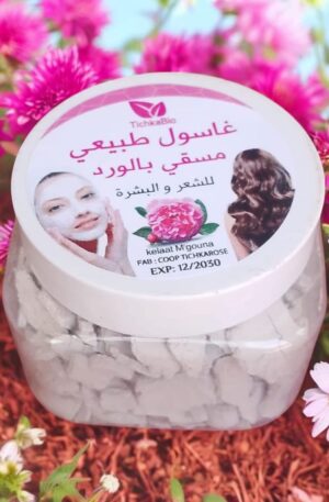 🧾 وصف مبسط الغاسول المغربي ليس مجرد طين… إنه تقليد جمالي توارثته الأجيال. عند مزجه بماء الورد، يتحول إلى خلطة سحرية تنظّف البشرة بعمق، تمتص الشوائب، وتترك إحساسًا ناعمًا ومنتعشًا يدوم لساعات. للشعر، هو بلسم طبيعي ينقي فروة الرأس ويمنح لمعانًا صحيًا خاليًا من المواد الكيميائية. ✅ الفوائد الرئيسية يُنظف المسامات وينقّي البشرة من السموم دون تجفيفها يُساعد على تقشير البشرة بلطف وتوحيد لونها يُهدّئ التهابات فروة الرأس ويقلل القشرة يضفي لمعانًا طبيعيًا على الشعر ويمنحه نعومة فورية DxnDirLabas.com