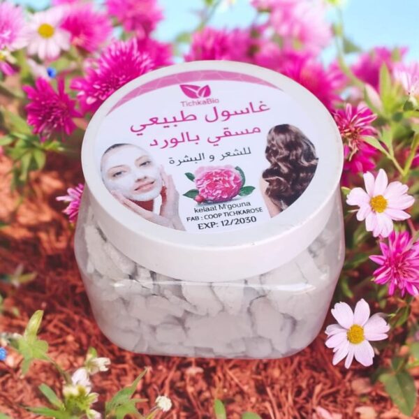 🧾 وصف مبسط الغاسول المغربي ليس مجرد طين… إنه تقليد جمالي توارثته الأجيال. عند مزجه بماء الورد، يتحول إلى خلطة سحرية تنظّف البشرة بعمق، تمتص الشوائب، وتترك إحساسًا ناعمًا ومنتعشًا يدوم لساعات. للشعر، هو بلسم طبيعي ينقي فروة الرأس ويمنح لمعانًا صحيًا خاليًا من المواد الكيميائية. ✅ الفوائد الرئيسية يُنظف المسامات وينقّي البشرة من السموم دون تجفيفها يُساعد على تقشير البشرة بلطف وتوحيد لونها يُهدّئ التهابات فروة الرأس ويقلل القشرة يضفي لمعانًا طبيعيًا على الشعر ويمنحه نعومة فورية DxnDirLabas.com